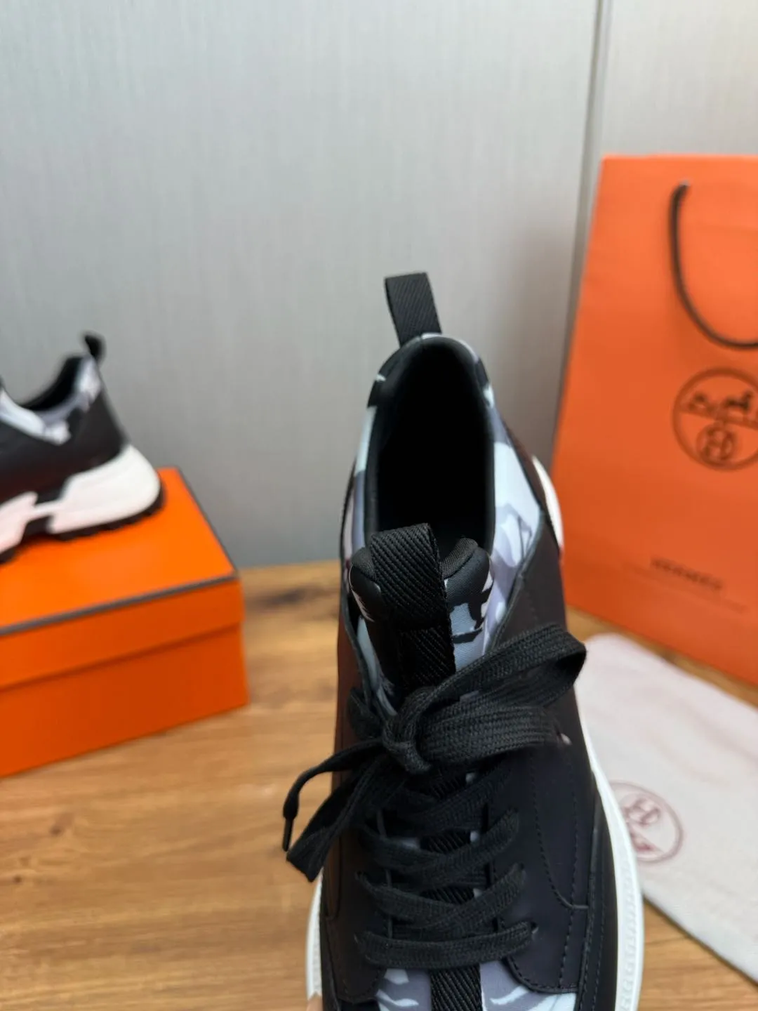 Men's men's shoes 💰780💰 HERMES/Hermès ** men's sports shoes The uppers are made of printed high-tech jersey fabric and calfskin sports shoes. The oversized sole features a geometric pattern and signature "H" detailing for an outdoor style. Black rubber sole, white rubber midsole, black and orange rubber inserts, tundra green lambskin insole, black high-tech canvas lining! Size: 39-40-41-42-43-44 (customized in 38.45)